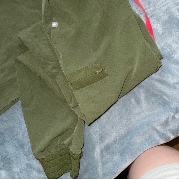 Figs scrub set *top and bottom included* - Picture 4 of 4